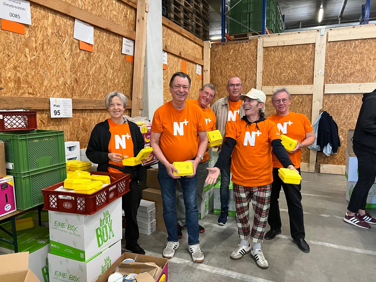 Menschen der Bürgerstiftung Neukölln packen Frühstücks-Brotboxen